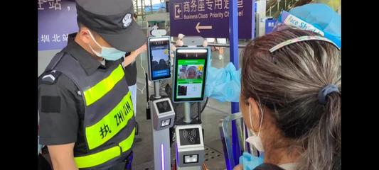 人臉識(shí)別測(cè)溫粵康碼核驗(yàn)一體機(jī)正式投入深圳北站使用